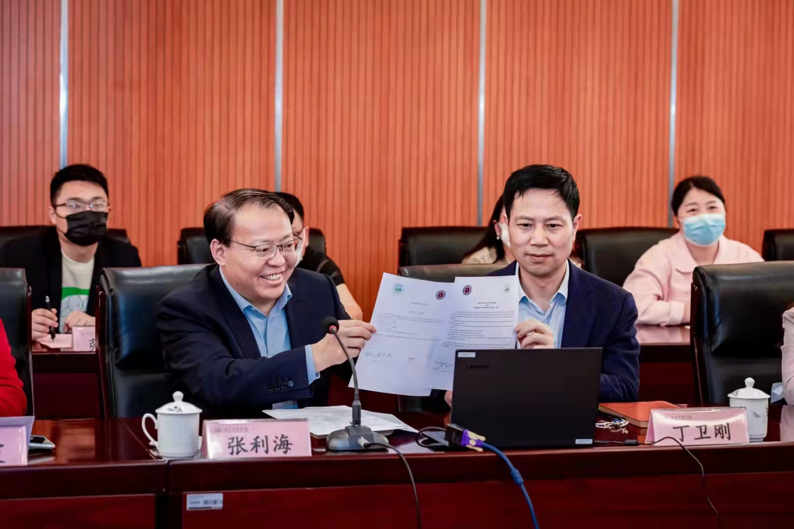 南京商業(yè)學(xué)校與泰國暹羅大學(xué)云簽署校級(jí)合作備忘錄